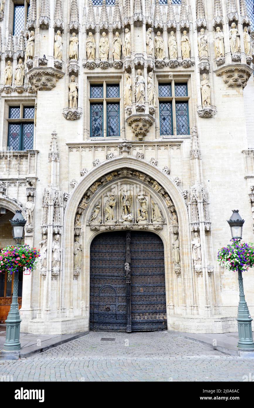Die façade des Rathauses der Stadt Brüssel wurde im gotischen Baustil erbaut und mit Statuen von Adligen und Heiligen geschmückt. Stockfoto