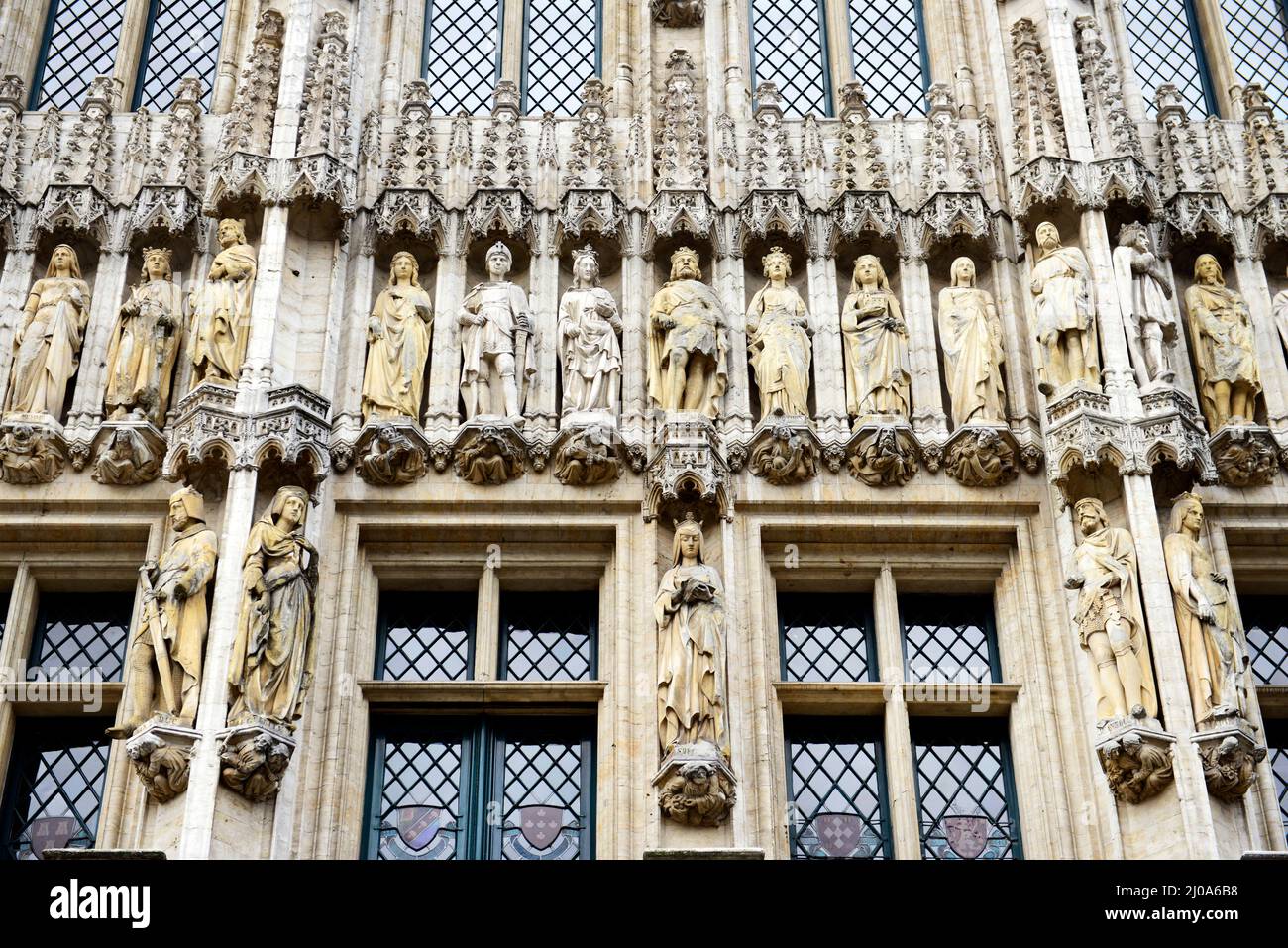 Die façade des Rathauses der Stadt Brüssel wurde im gotischen Baustil erbaut und mit Statuen von Adligen und Heiligen geschmückt. Stockfoto