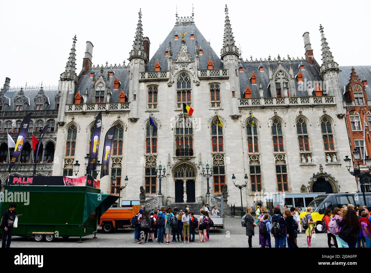 Das Provinzgericht ist ein wunderschönes Gebäude im Stil der Gotik in Brügge, Belgien. Stockfoto