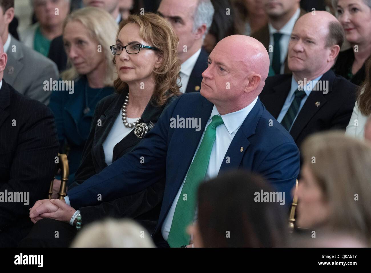 Die ehemalige US-Vertreterin Gabby Giffords (Demokratin von Arizona) und ihr Mann, US-Senator Mark Kelly (Demokrat von Arizona), nehmen am Donnerstag, dem 17. März 2022, an einer Veranstaltung zum St. Patricks Day im Weißen Haus in Washington, DC Teil. Kredit: Chris Kleponis/CNP Stockfoto