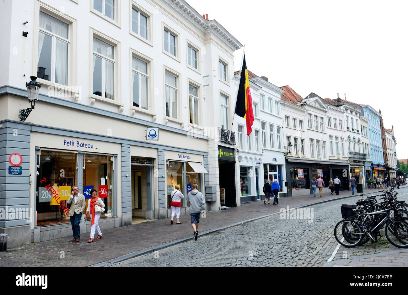 Zuidzandstraat gesäumt von Geschäften und Cafés im alten historischen Zentrum von Brügge, Belgien. Stockfoto