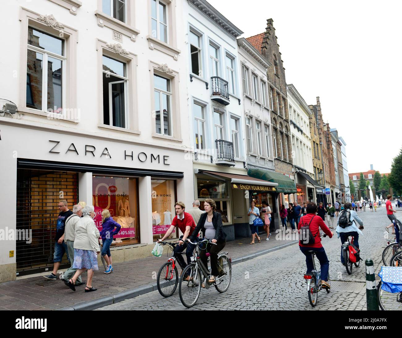 Zuidzandstraat gesäumt von Geschäften und Cafés im alten historischen Zentrum von Brügge, Belgien. Stockfoto