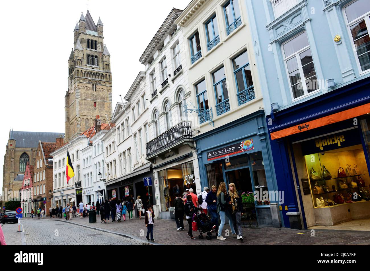 Zuidzandstraat gesäumt von Geschäften und Cafés im alten historischen Zentrum von Brügge, Belgien. Stockfoto