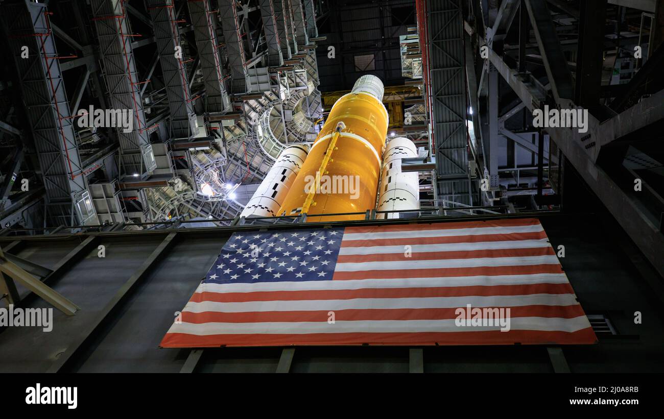 Cape Canaveral, Florida, USA. 17. März 2022. In High Bay 3 des Vehicle Assembly Building bei der NASA wurden die Arbeitsbühnen um das Artemis I Space Launch System herum eingefahren. Die Teams der NASA und Jacobs werden weiterhin Tests im VAB durchführen, bevor sie die Orion-Sonde zum Montagegebäude transportieren und auf dem SLS stapeln und die Montage der Rakete für die Artemis-I-Mission abschließen. Artemis I wird der erste integrierte Test der Raumfahrzeuge SLS und Orion sein. Kredit: ZUMA Press, Inc./Alamy Live Nachrichten Stockfoto