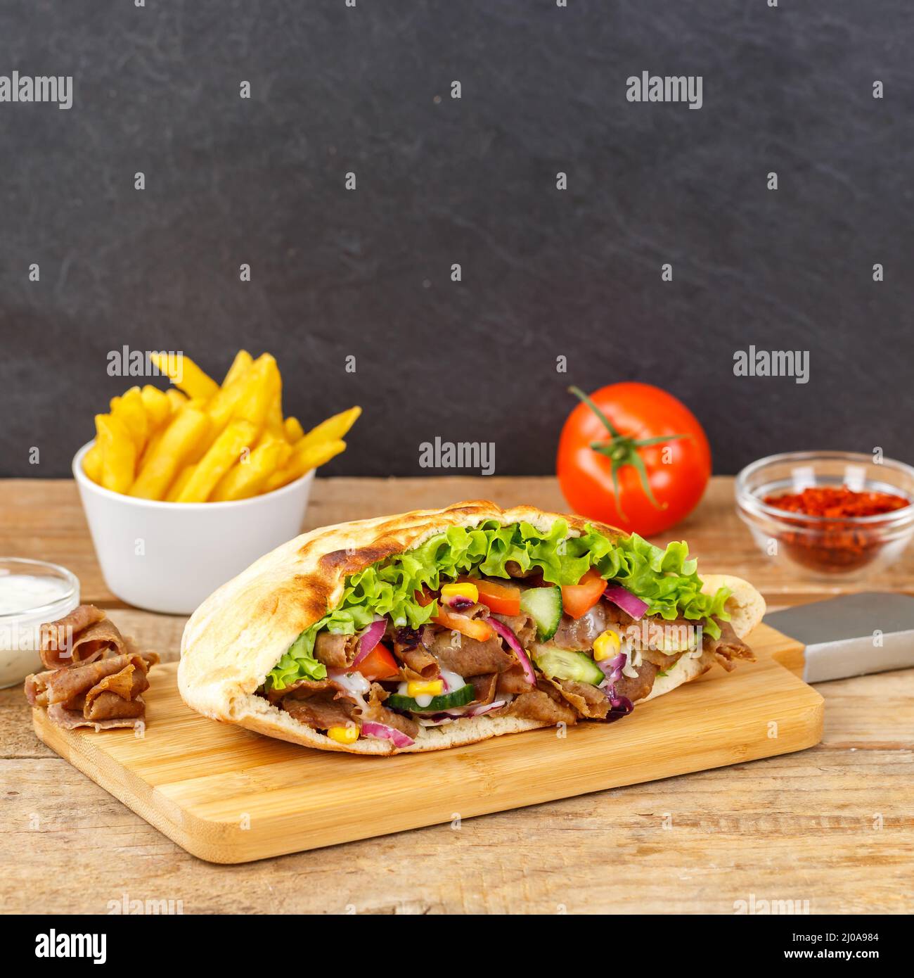 Döner Kebab Döner Kebap Fast Food in Fladenbrot mit Pommes auf einem ...