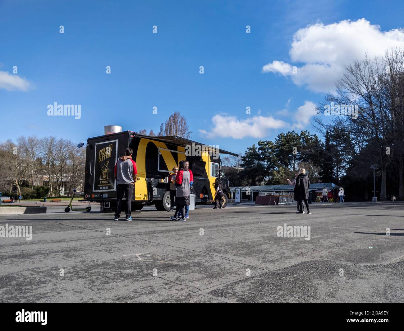 Seattle, WA USA - ca. März 2022: Straßenansicht von Menschen, die sich nach einem Marathonlauf auf einem McDonald's-Food-Truck im Seattle Center anstellen Stockfoto