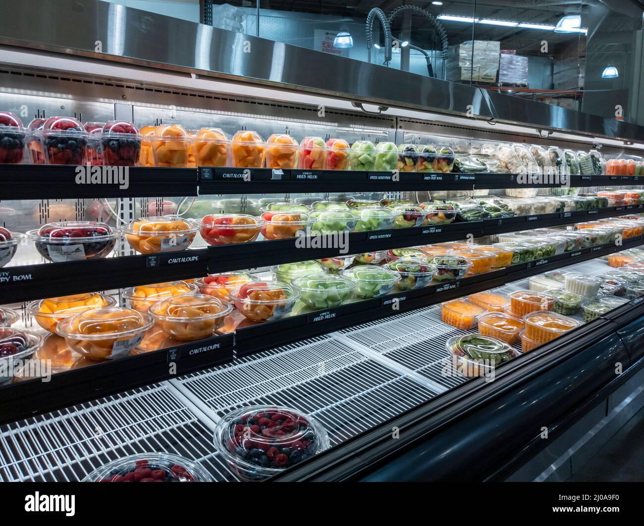 Lynnwood, WA USA - ca. März 2022: Abgewinkelte Ansicht von Kunststoffbehältern, gefüllt mit Obst, zum Verkauf in einem Town and Country Lebensmittelgeschäft. Stockfoto