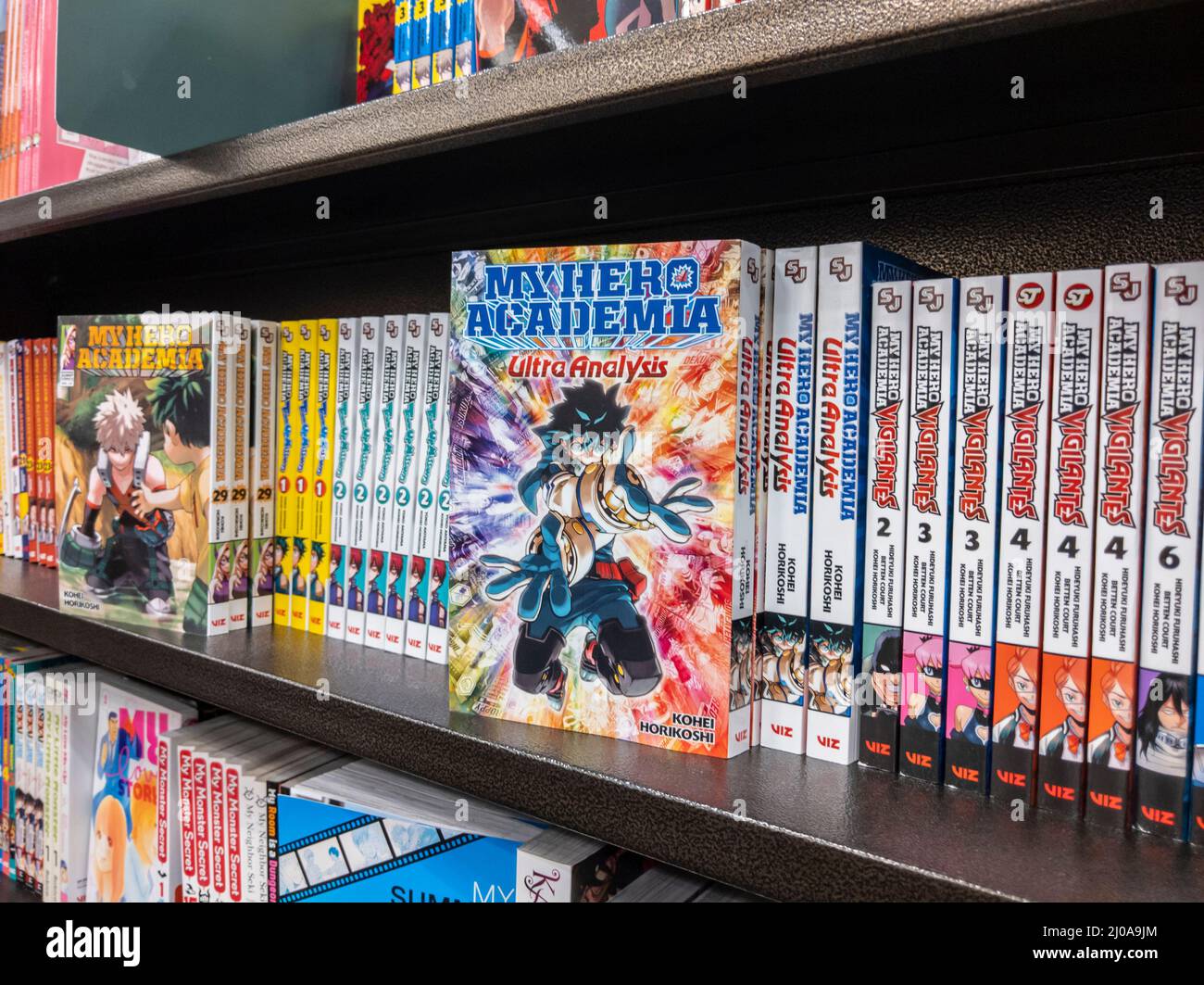 Woodinville, WA USA - ca. Februar 2022: Abgewinkelte Ansicht des beliebten My Hero Academia Manga in einer Barnes and Noble Buchhandlung Stockfoto