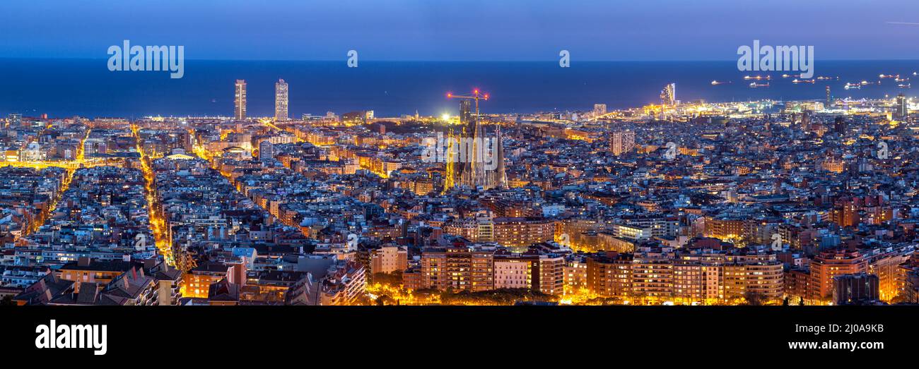 Skyline von Barcelona Stadtübersicht mit Sagrada Familia Kirche Kathedrale Panorama in Spanien Dämmerung Stockfoto