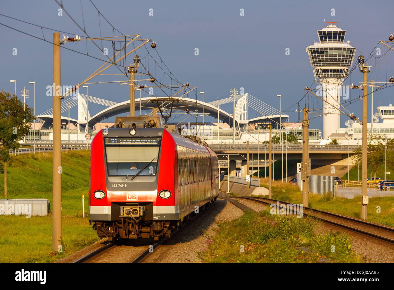 München, 9. September 2021: S-Bahn Regionalzug am Flughafen in München. Stockfoto