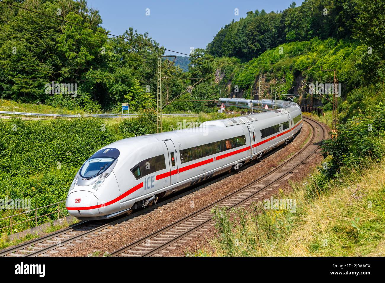 Amstetten, Deutschland - 21. Juli 2021: ICE 3 Hochgeschwindigkeitszug der Deutschen Bahn auf Geislinger Steige bei Amstetten, Deutschland. Stockfoto