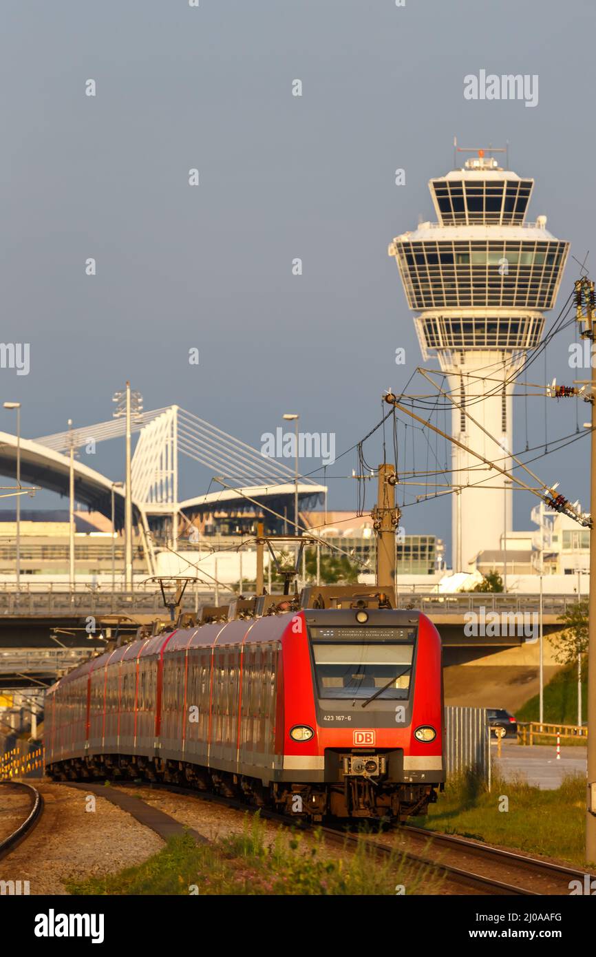 München, Deutschland - 9. September 2021: S-Bahn Regionalzug am Flughafen im Portraitformat in München. Stockfoto