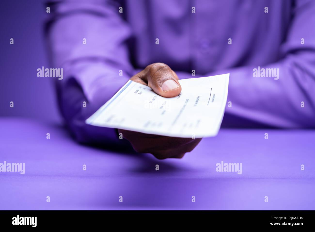 Stimulus Check und PPP Loan Payment Check in der Hand Stockfoto