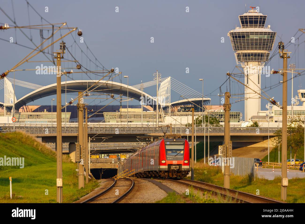 München, 9. September 2021: S-Bahn Regionalzug am Flughafen in München. Stockfoto