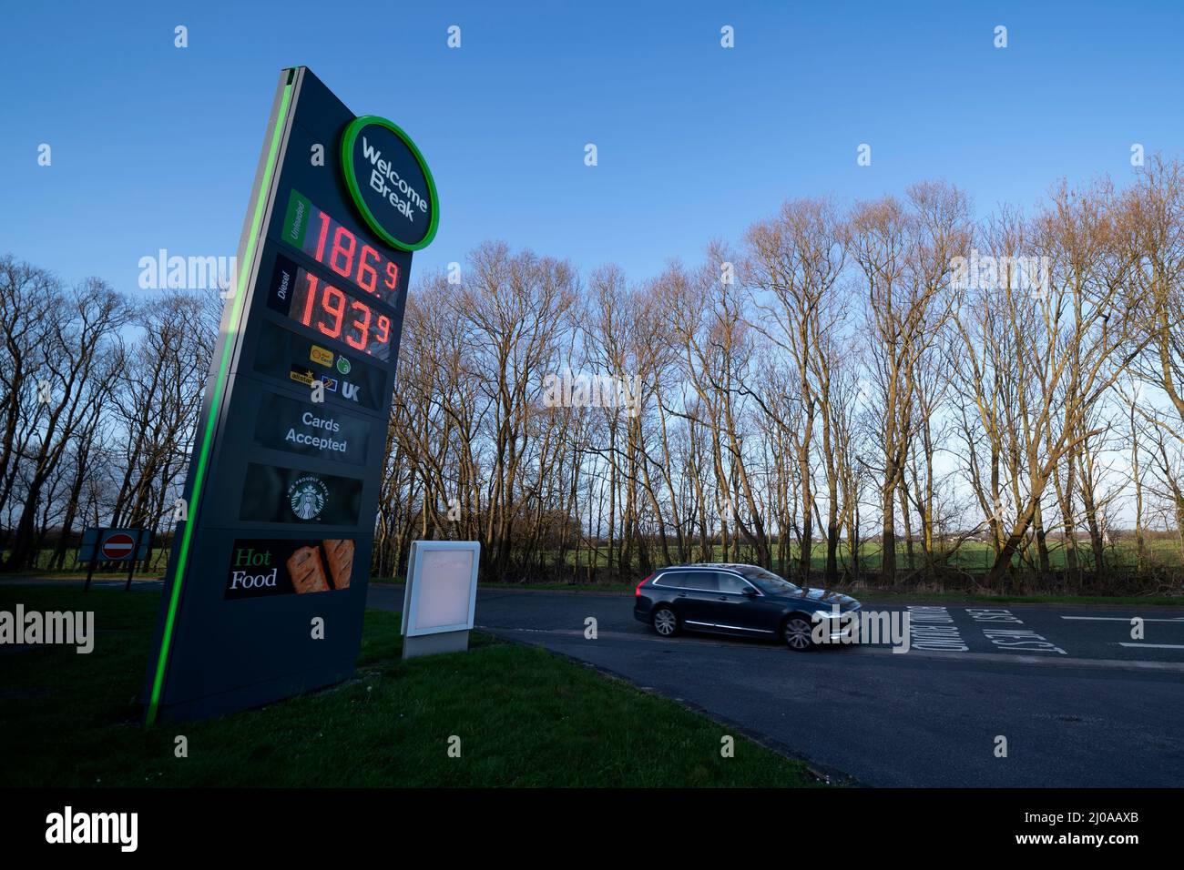 Warrington, Großbritannien. 17. März 2022. Ein Auto fährt an einer Tankstelle in Warrington, Großbritannien, 17. März 2022 vorbei. Die Ölpreise stiegen am Donnerstag, als die Versorgungssicherheit wieder auf den Markt kam. Quelle: Jon Super/Xinhua/Alamy Live News Stockfoto