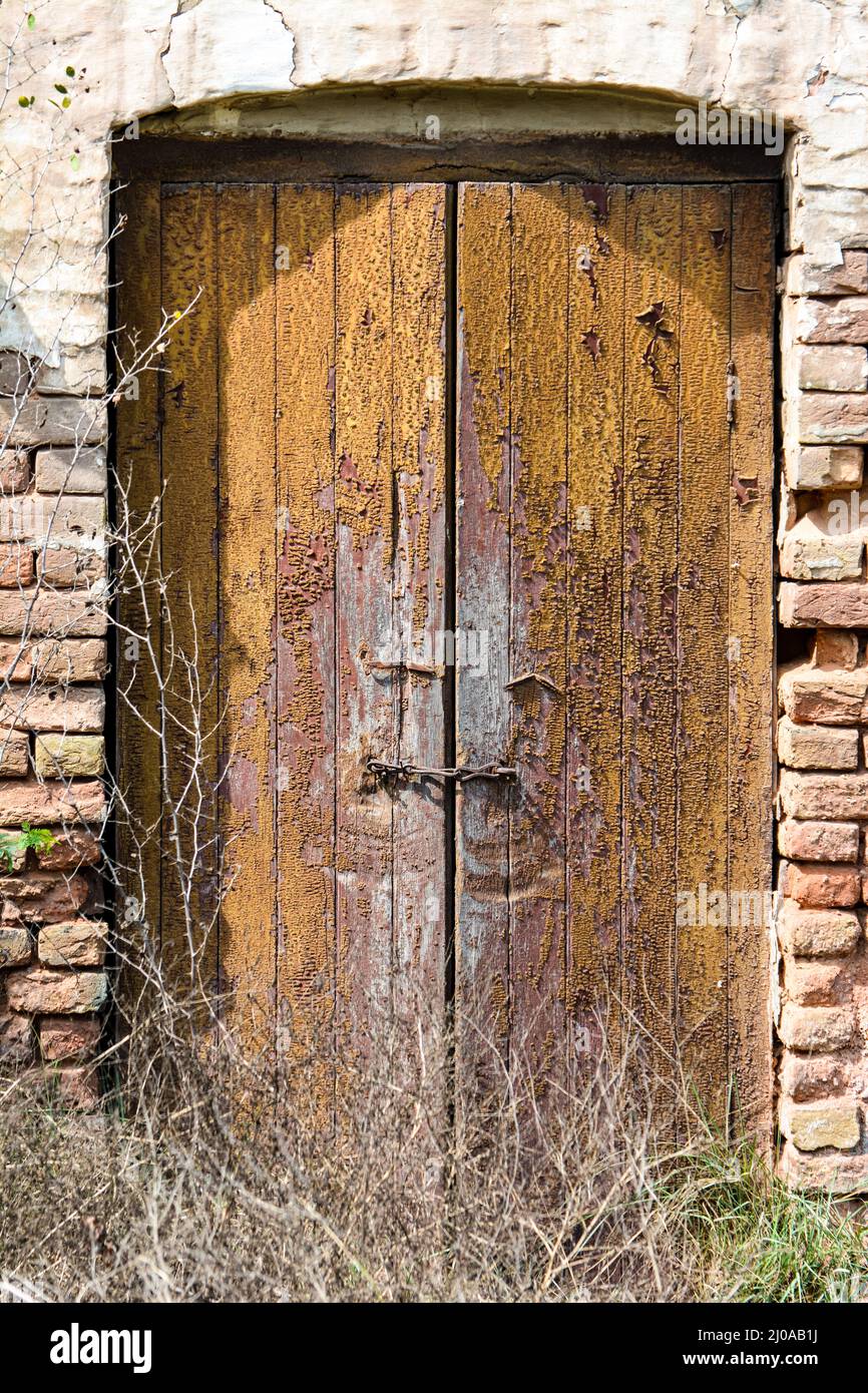 Alte rustikale Tür des britischen Kolonialzeitbahnviertels Stockfoto