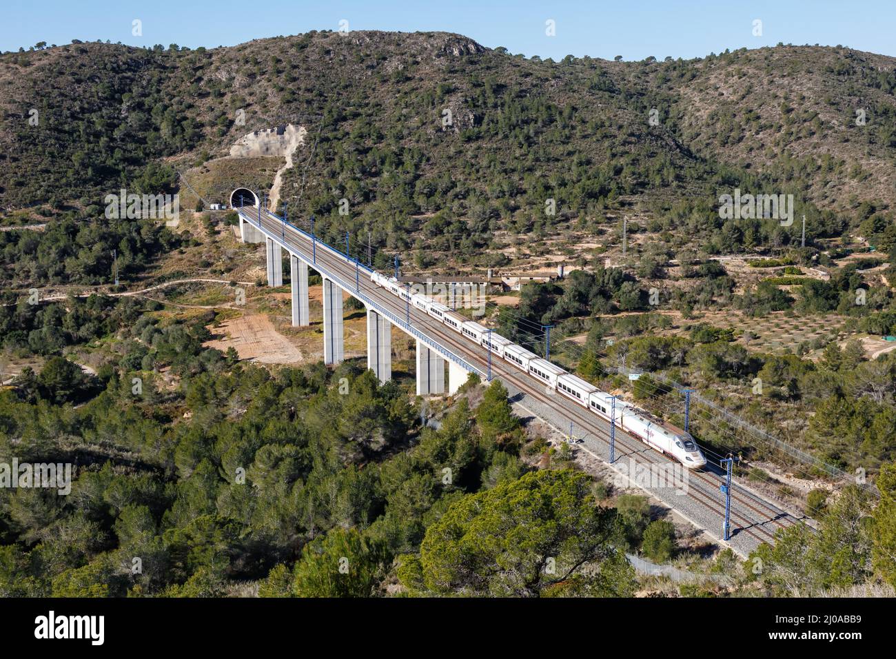 Roda de Bera, Spanien - 20. Februar 2022: Talgo 250 Hochgeschwindigkeitszug der RENFE auf der Hochgeschwindigkeitsbahnstrecke Madrid - Barcelona in der Nähe von Roda de Bera Stockfoto