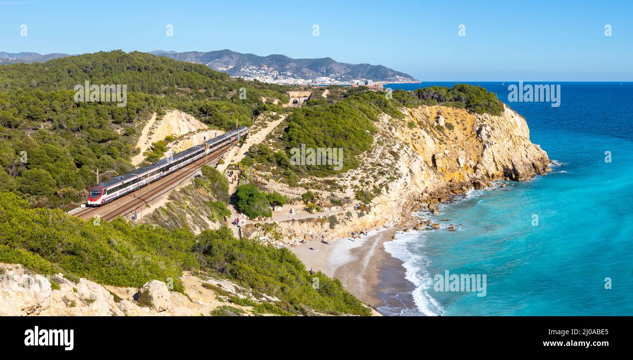 Sitges, Spanien - 20. Februar 2022: Regionalzug Civia, betrieben von RENFE Rodalies de Catalunya in der Nähe von Sitges in Spanien. Stockfoto