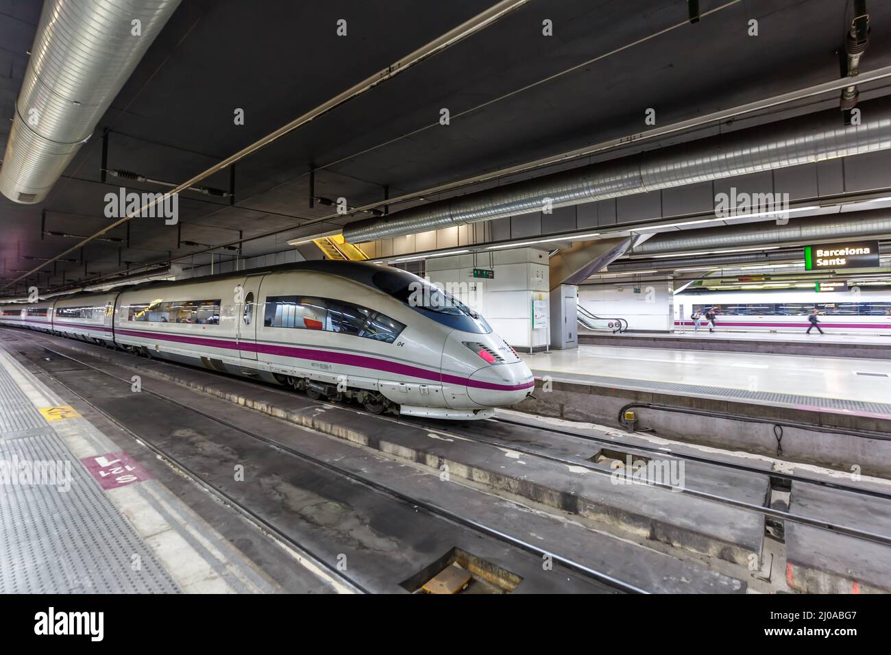 Barcelona, Spanien - 18. Februar 2022: AVE Siemens Velaro Hochgeschwindigkeitszug von RENFE Rail am Bahnhof Barcelona Sants in Barcelona, Spai Stockfoto