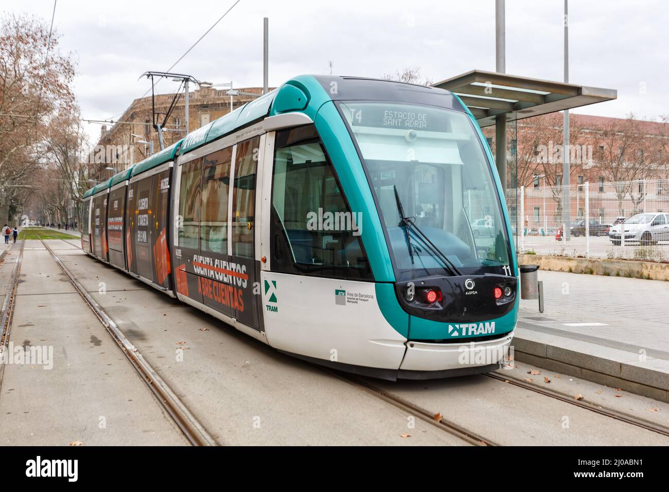 Barcelona, Spanien - 19. Februar 2022: Moderne Alstom Citadis Stadtbahn Straßenbahn öffentlichen Verkehrsmitteln Verkehr Verkehr in Barcelona, Spanien. Stockfoto