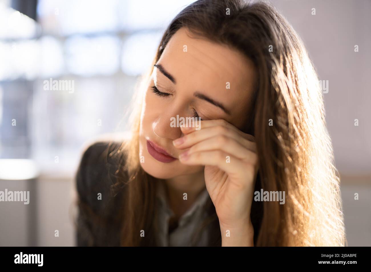 Augen Brennende Schmerzen Krämpfe Und Müdigkeit. Kataraktsymptome Stockfoto