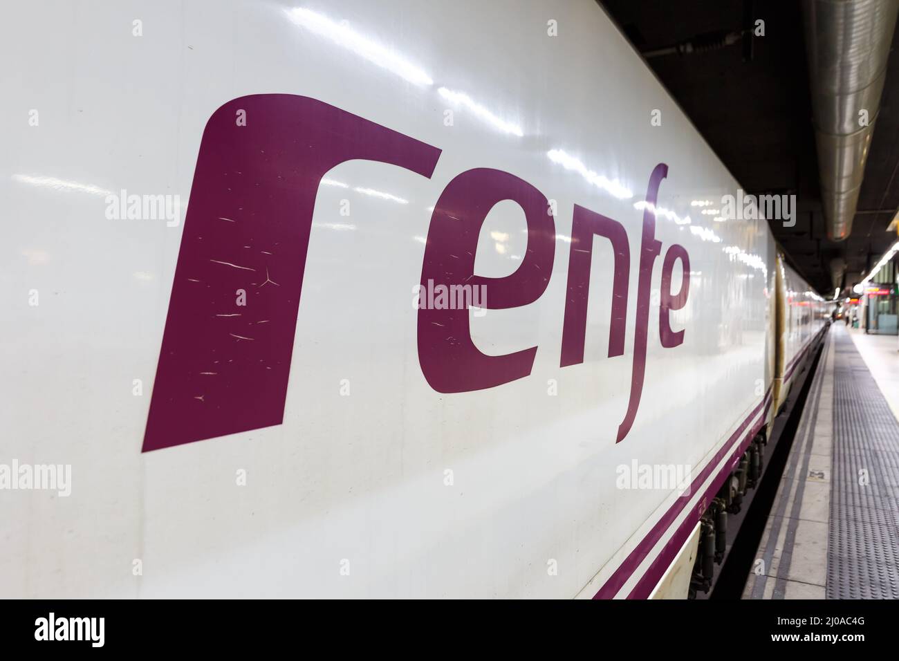 Barcelona, Spanien - 18. Februar 2022: RENFE-Logo auf einem Zug am Bahnhof Barcelona Sants in Barcelona, Spanien. Stockfoto