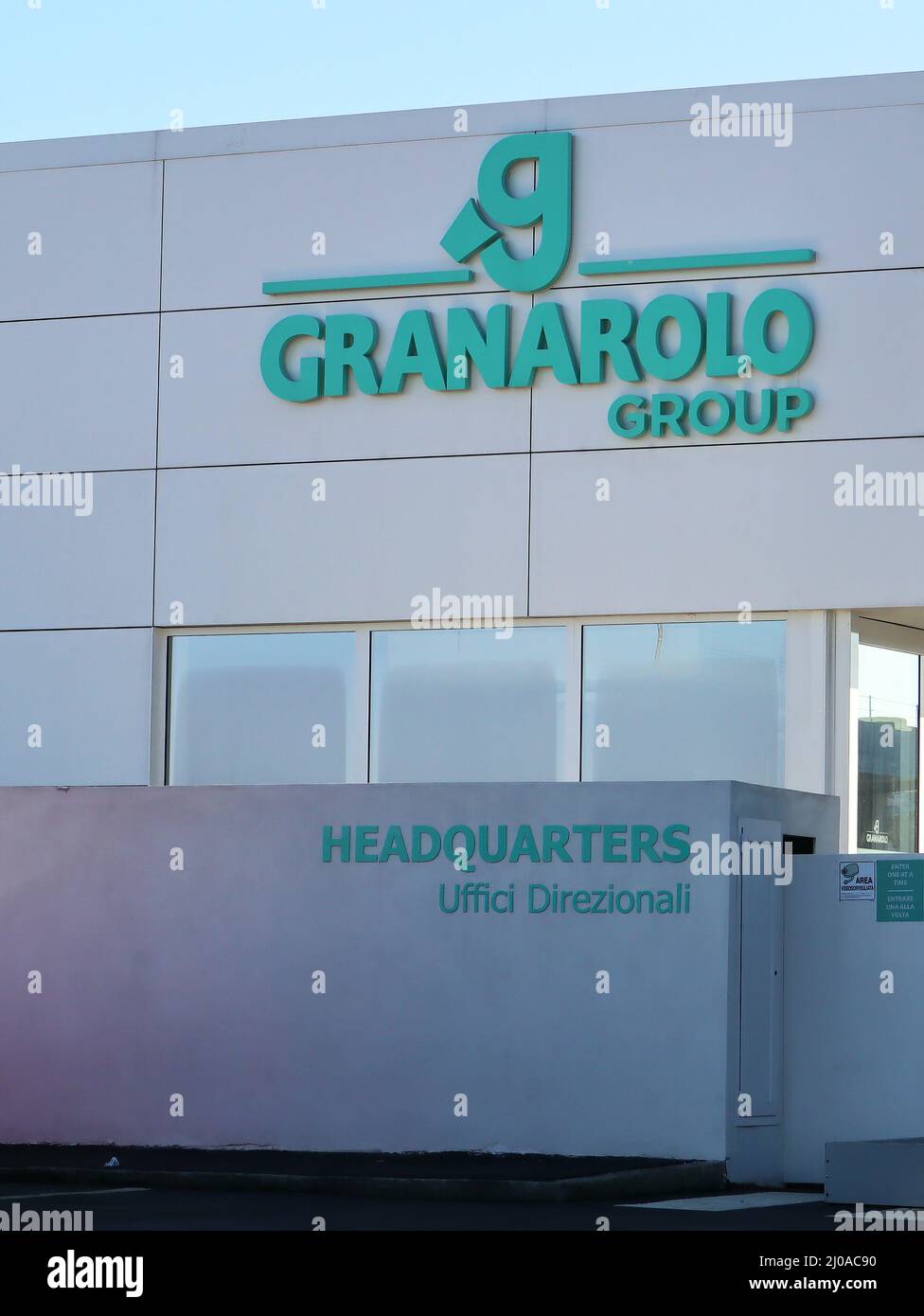 Logo der Granarolo Group auf der Fassade von Haedquarters. Die Granarolo Group ist ein italienisches Molkereiunternehmen. Stockfoto