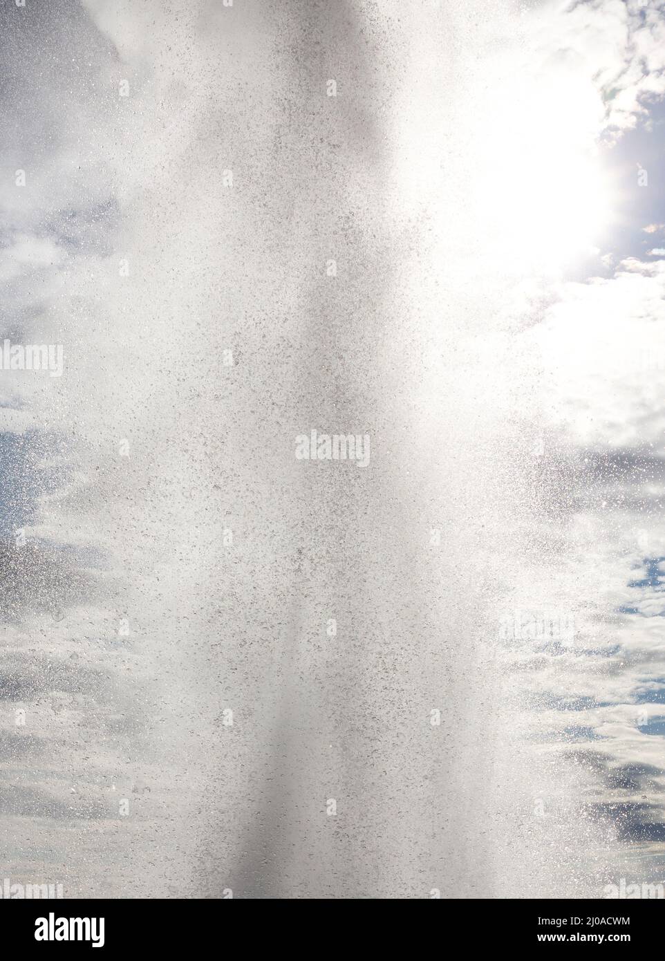 Ausbruch des Strokkur Geyser gegen die Morgensonne in Island Stockfoto