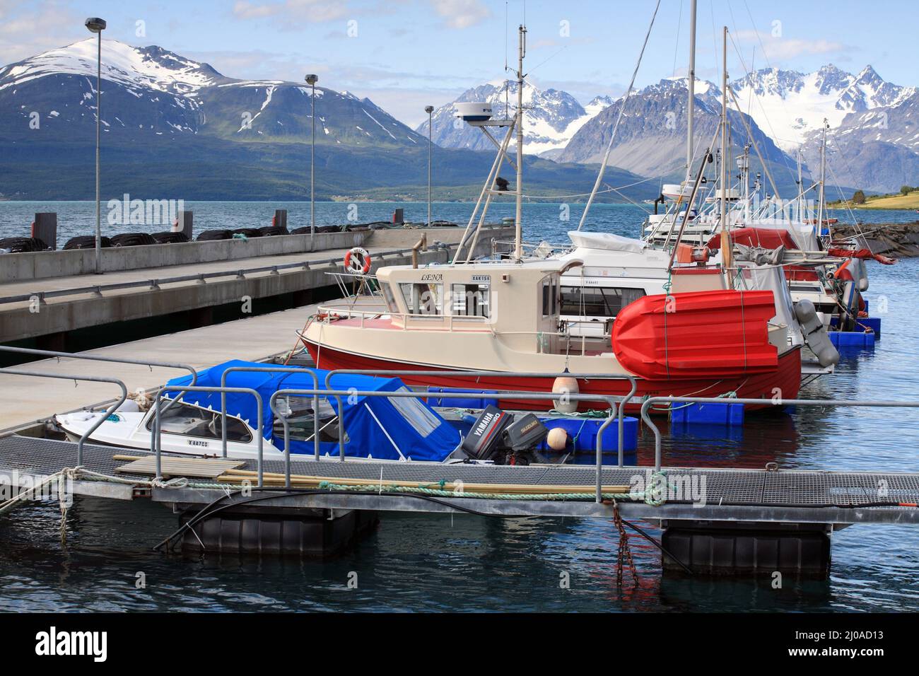 Jachthafen in Olderdalen am Lyngsfjord in Troms PR Stockfoto
