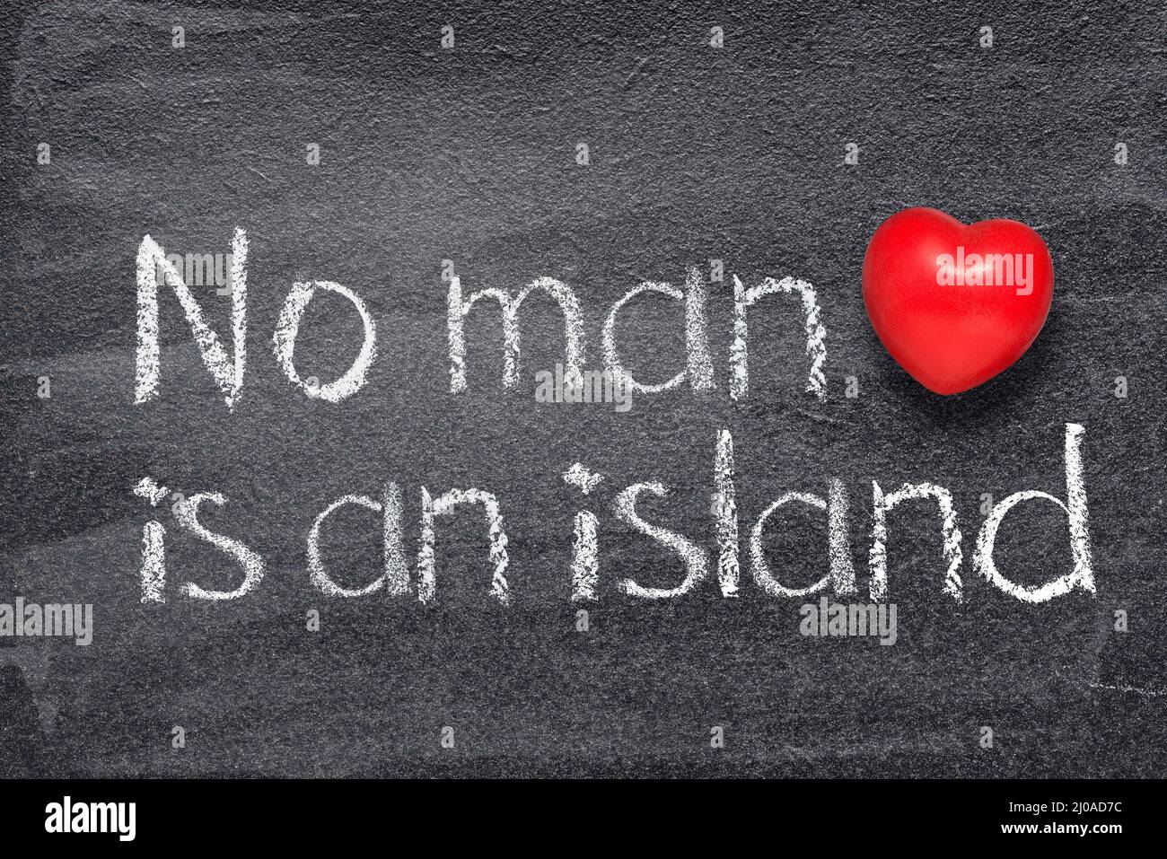 Niemand ist ein Inselsaying, das auf einer Tafel mit einem roten Herzsymbol geschrieben ist Stockfoto