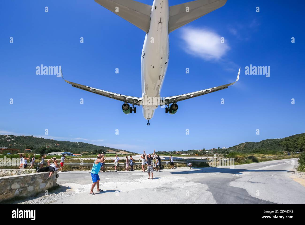 Skiathos, Griechenland - 26. Juni 2015: Germania Airbus Flugzeug am Flughafen Skiathos (JSI) in Griechenland. Stockfoto