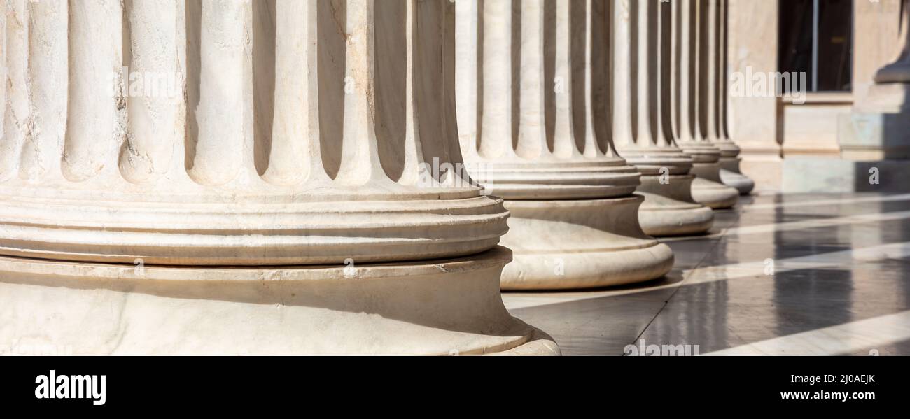 Klassische Säulen aus weißem Marmor. Säulen in einer Reihe. Athen Griechenland Akademie neoklassizistischen Gebäude Eingang Kolonnade. Stockfoto