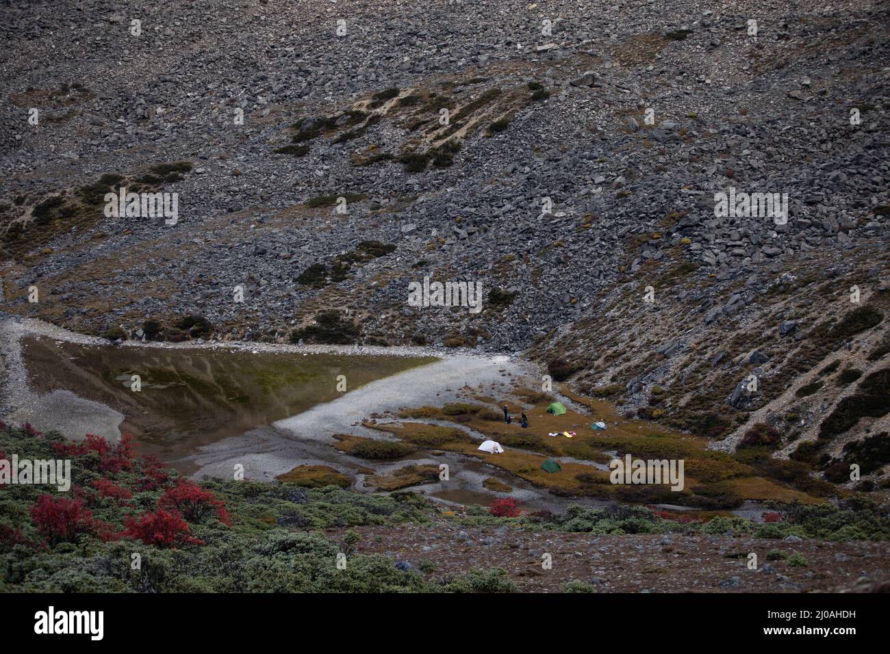 Campingplatz mit Zelten und Touristen in einem Bergtal Stockfoto