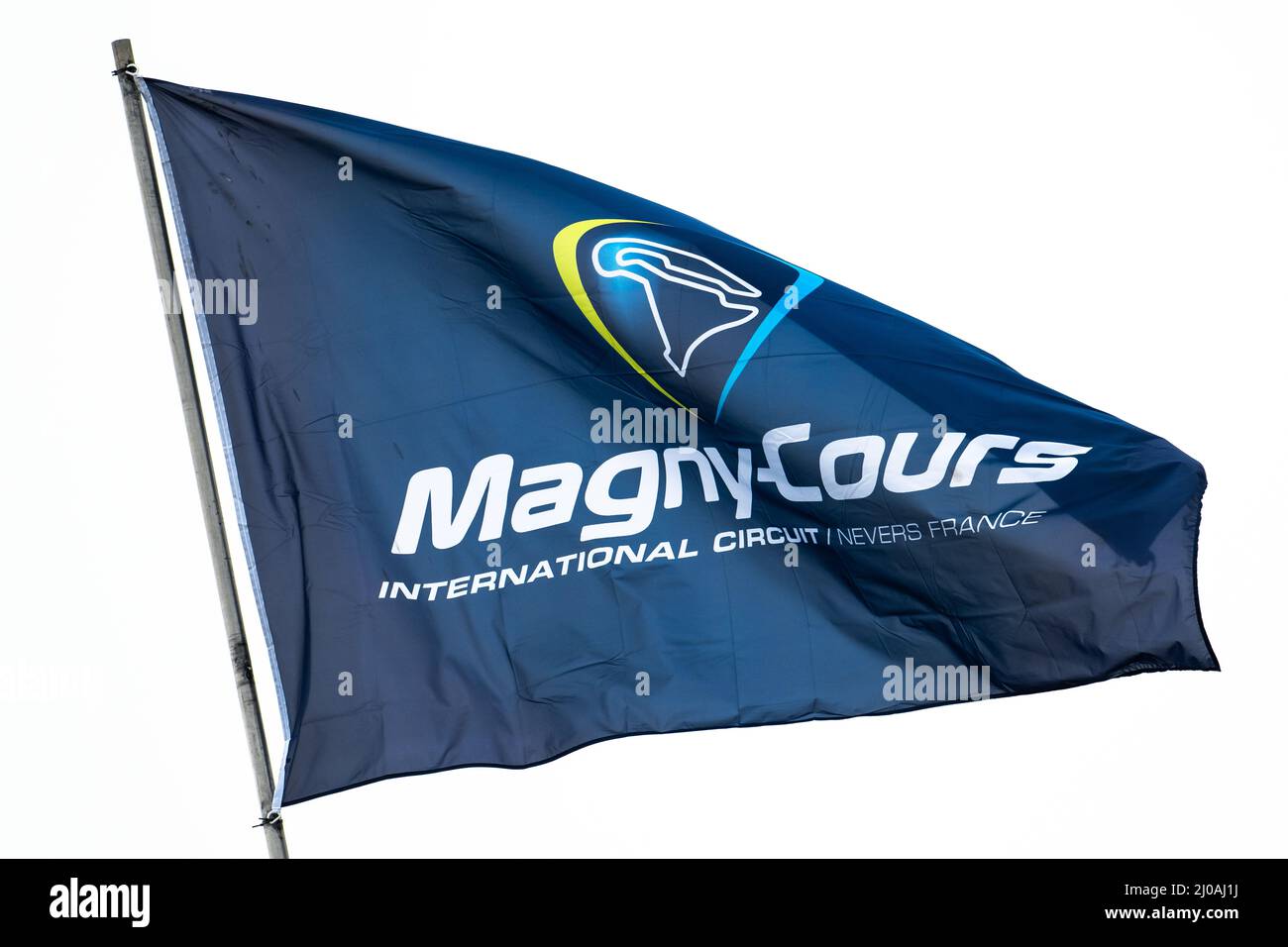 Magny Cours, Frankreich. 16. März 2022. Die Worte „Magny-Cours International Circuit/Nevers France“ sind auf einer im Wind winkenden Flagge auf der Haupttribüne zu sehen. Kredit: Silas Stein/dpa/Alamy Live Nachrichten Stockfoto