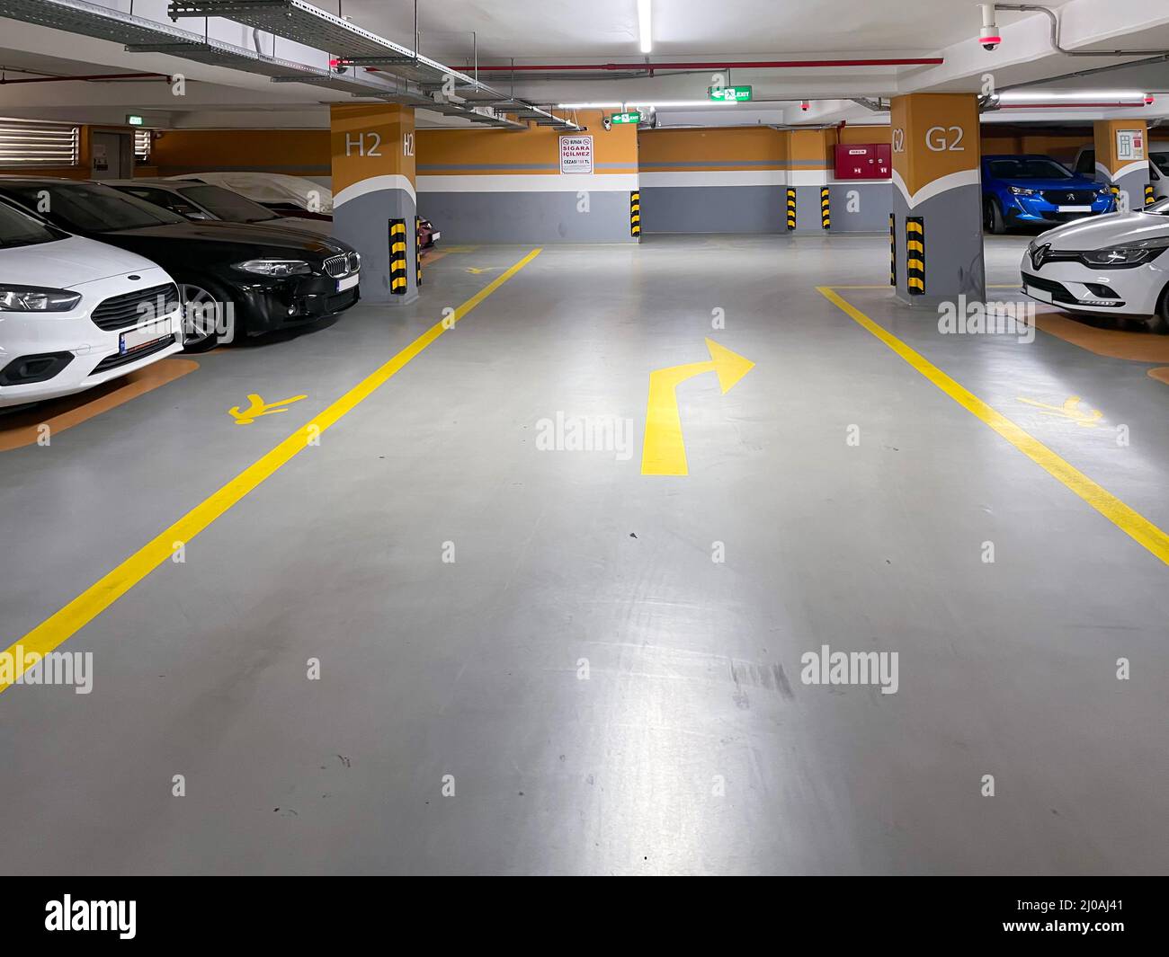 Unterirdische, mehrstöckige öffentliche, moderne Garagenparkplätze mit Autos, Innenparkplatz Foto Stockfoto