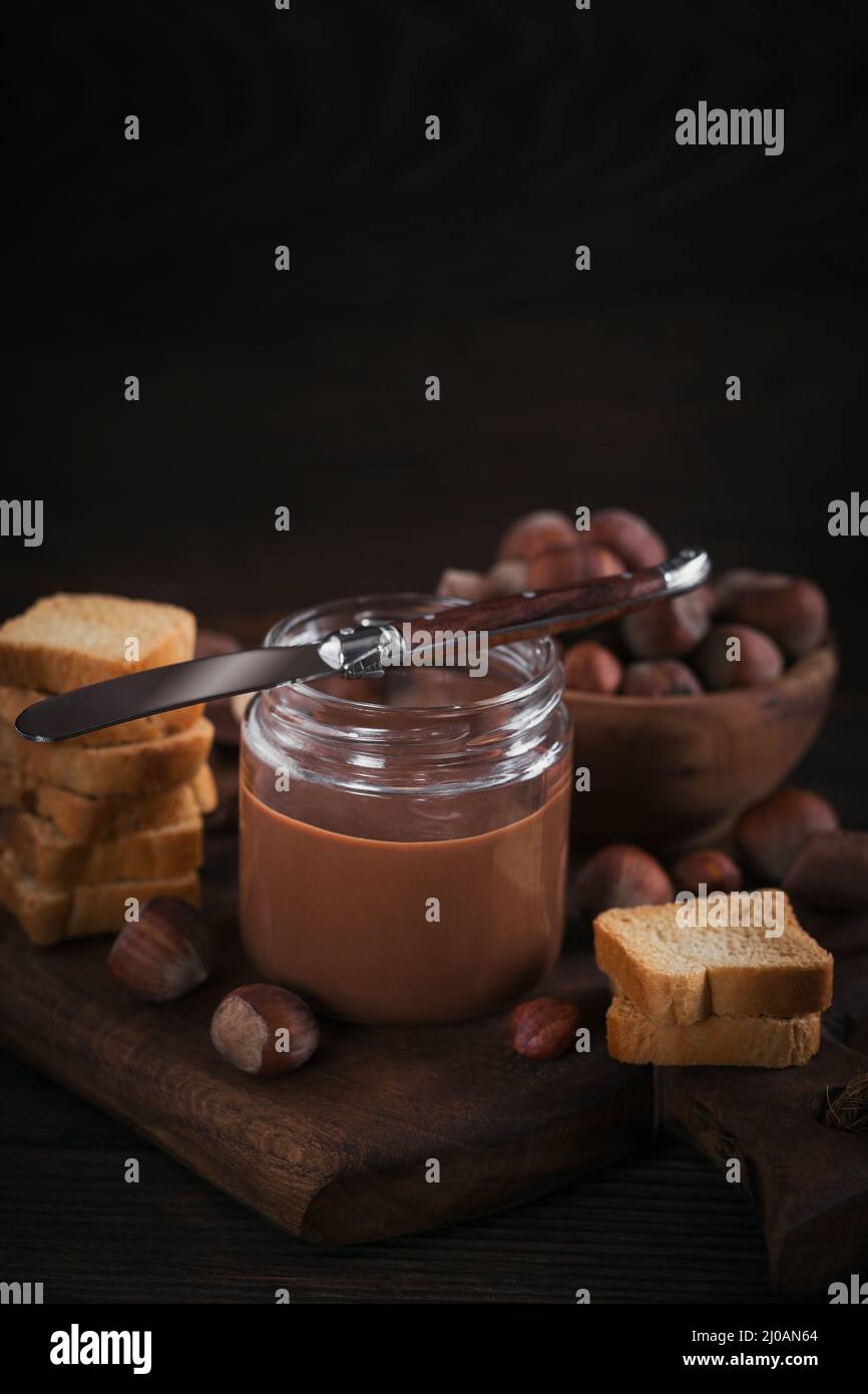 Kleine Toast mit süßer Haselnussschokolade zum Frühstück. Stockfoto