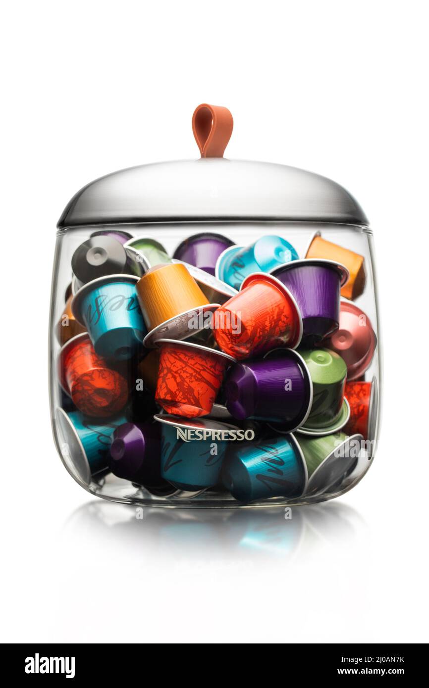 LONDON, UK - FEBRUAR 28,2022: Nespresso verschiedene Kaffeekapseln in Glasspender auf weiß. Stockfoto