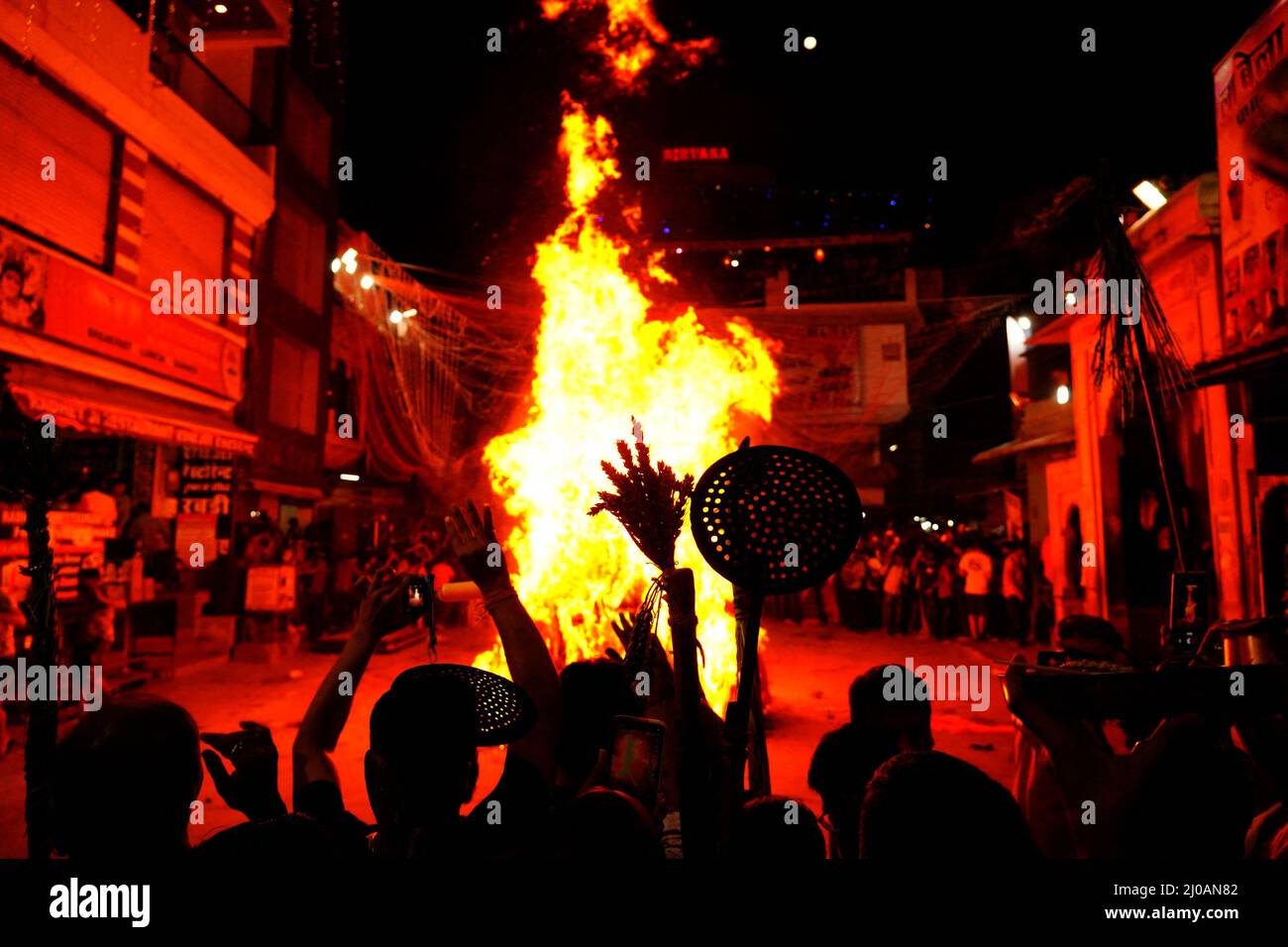 Rajasthan, Indien. 17. März 2022. Die Inder versammeln sich am Lagerfeuer, um am 17. März 2022 in Pushkar, Rajasthan, Indien, die „Holika Dahan“ zu feiern und zu beten. Holika Dahan, oder das Brennen des Dämons Holika, wird in der Nacht vor dem Holi-Fest gefeiert und soll der Flucht von Prahlad (Anhänger von lord Vishnu) vor dem Brand gedenken, wenn sie von Demoness Holika ins Feuer getragen wird. Das Lagerfeuer symbolisiert den Sieg des Guten über das Böse. Foto von ABACAPRESS.COM Quelle: Abaca Press/Alamy Live News Stockfoto