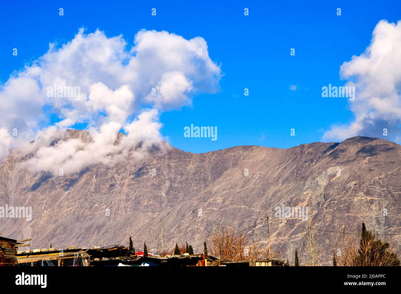 Wolken bedeckten die Karakorum-Berge im Gilgit Stockfoto