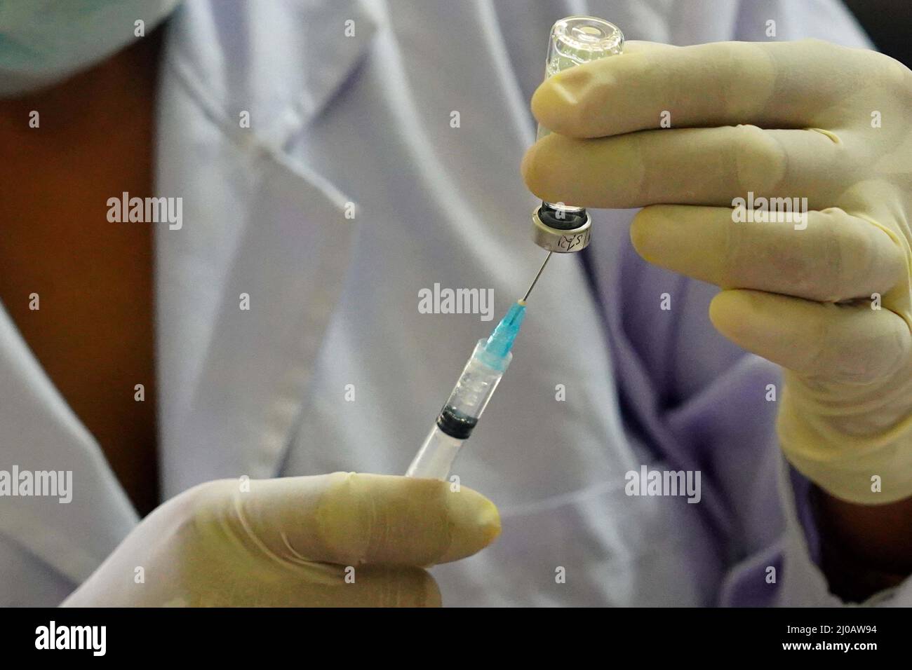 Indischer Gesundheitsmitarbeiter impft am 08. Mai 2021 in einem Impfzentrum in Ajmer, Rajasthan, Indien, Menschen mit einer Dosis des Covishield-Covid-19-Coronavirus-Impfstoffs ein. Stockfoto