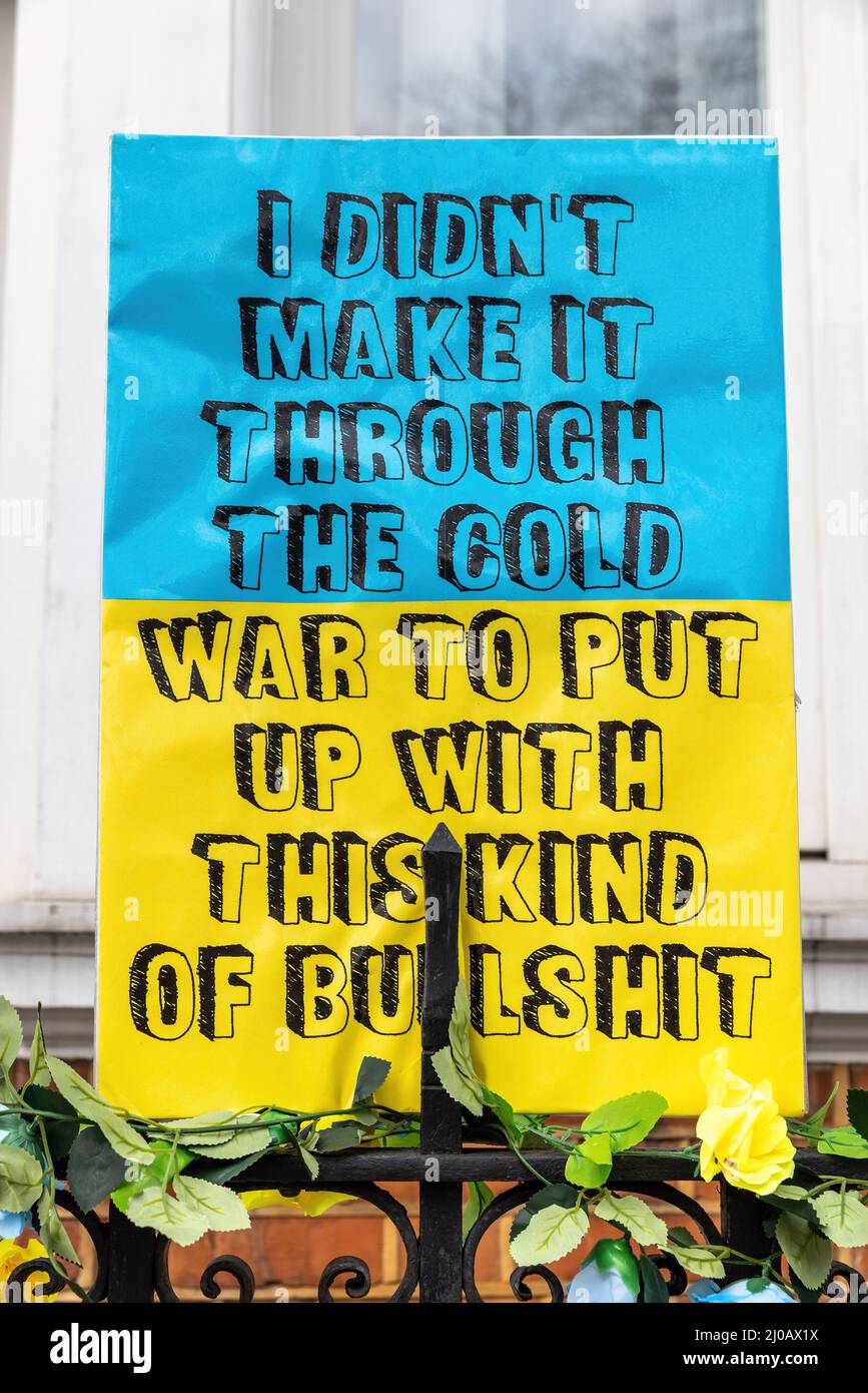 London, Großbritannien - 10.. März 2022: Spruchbänder am Zaun gegenüber der russischen Botschaft in London angebracht. Protest gegen die Invasion der Ukraine durch Wladimir Putin Stockfoto