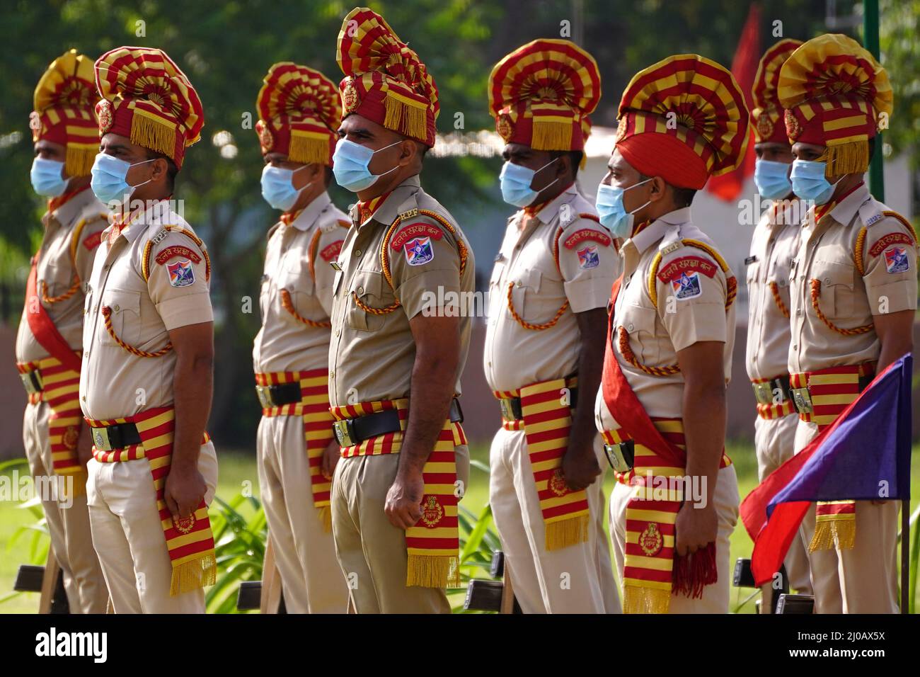 Mitarbeiter der indischen Eisenbahnschutztruppe (RPF), die Gesichtsmasken tragen, marschieren am 15. August 2021 während einer Parade zum Unabhängigkeitstag in Ajmer, Rajasthan, Indien. Foto von ABACAPRESS.COM Stockfoto