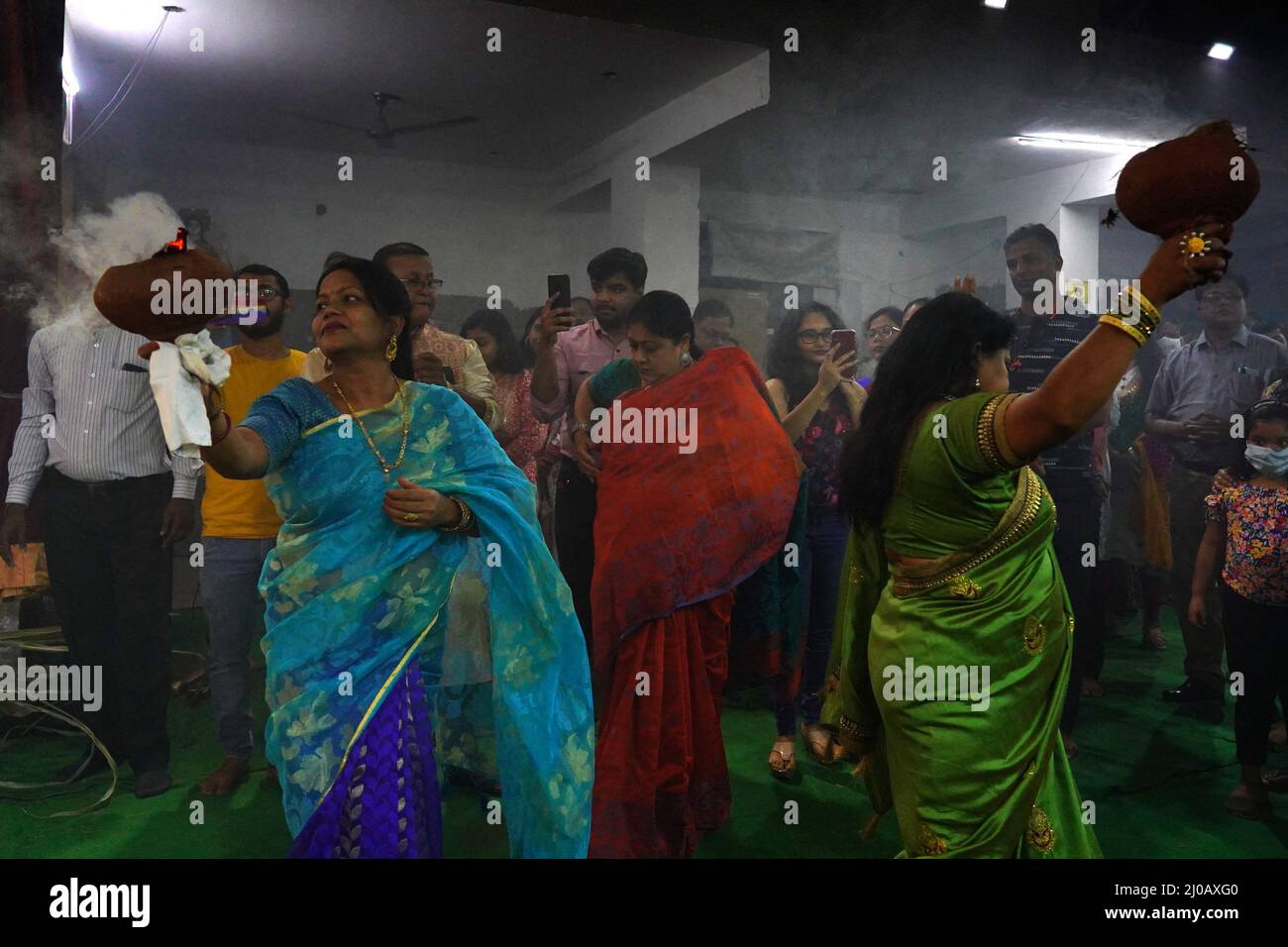 Hindu-Anhänger führt einen traditionellen Dhunuchi-Tanz in einem temporären Verehrungsort der Göttin Durga während des Durga Puja-Festivals in Ajmer, im indischen Bundesstaat Rajasthan am 12. Oktober 2021 auf. Foto von ABACAPRESS.COM Stockfoto