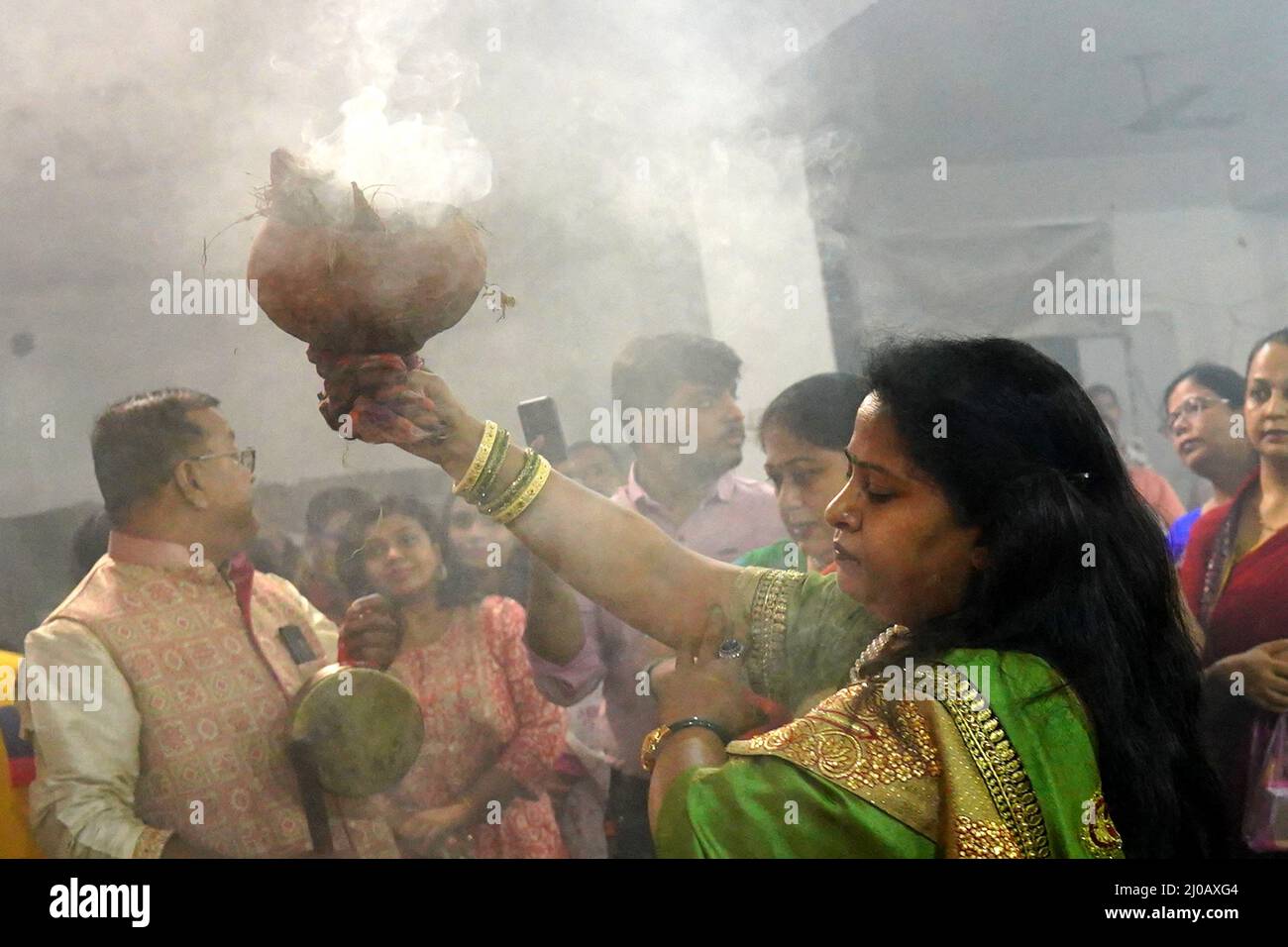 Hindu-Anhänger führt einen traditionellen Dhunuchi-Tanz in einem temporären Verehrungsort der Göttin Durga während des Durga Puja-Festivals in Ajmer, im indischen Bundesstaat Rajasthan am 12. Oktober 2021 auf. Foto von ABACAPRESS.COM Stockfoto
