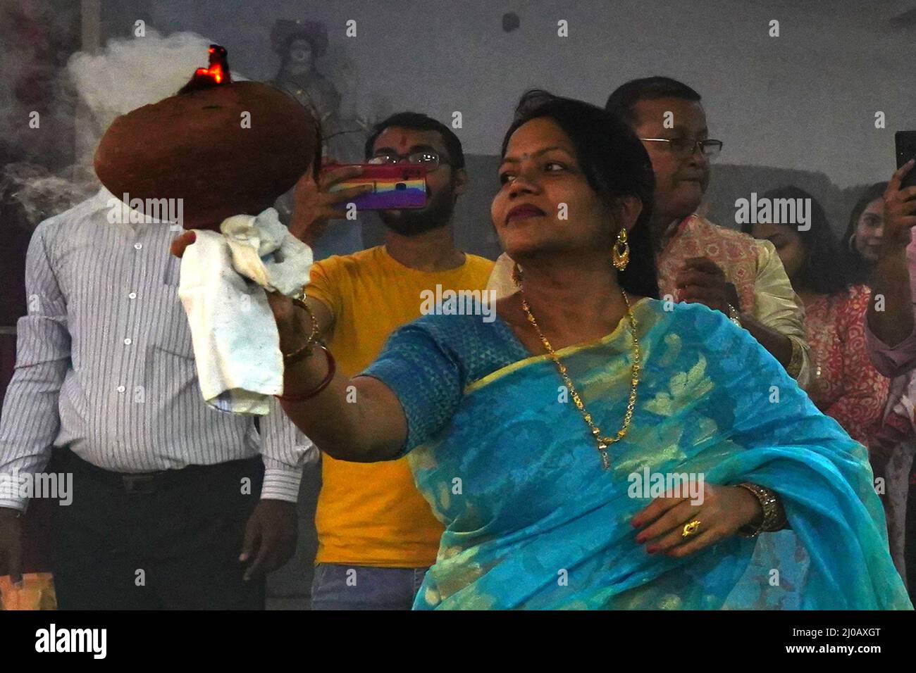 Hindu-Anhänger führt einen traditionellen Dhunuchi-Tanz in einem temporären Verehrungsort der Göttin Durga während des Durga Puja-Festivals in Ajmer, im indischen Bundesstaat Rajasthan am 12. Oktober 2021 auf. Foto von ABACAPRESS.COM Stockfoto