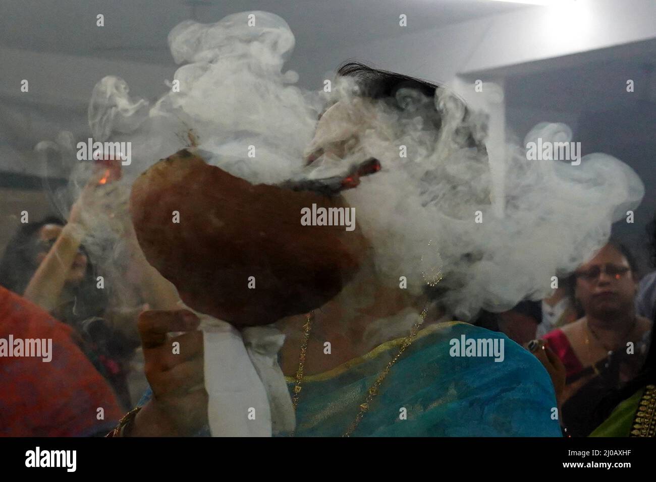 Hindu-Anhänger führt einen traditionellen Dhunuchi-Tanz in einem temporären Verehrungsort der Göttin Durga während des Durga Puja-Festivals in Ajmer, im indischen Bundesstaat Rajasthan am 12. Oktober 2021 auf. Foto von ABACAPRESS.COM Stockfoto