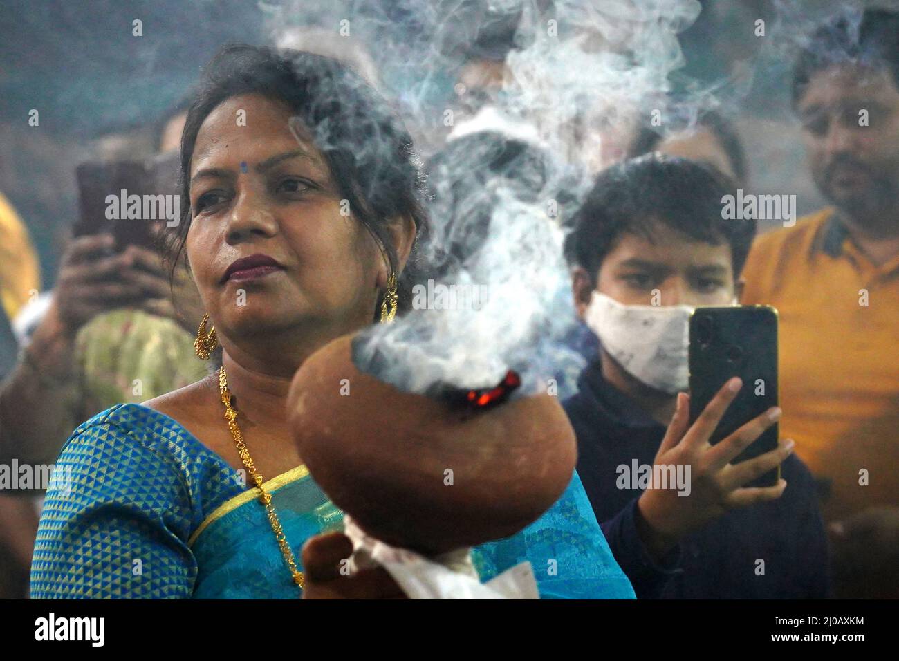 Hindu-Anhänger führt einen traditionellen Dhunuchi-Tanz in einem temporären Verehrungsort der Göttin Durga während des Durga Puja-Festivals in Ajmer, im indischen Bundesstaat Rajasthan am 12. Oktober 2021 auf. Foto von ABACAPRESS.COM Stockfoto