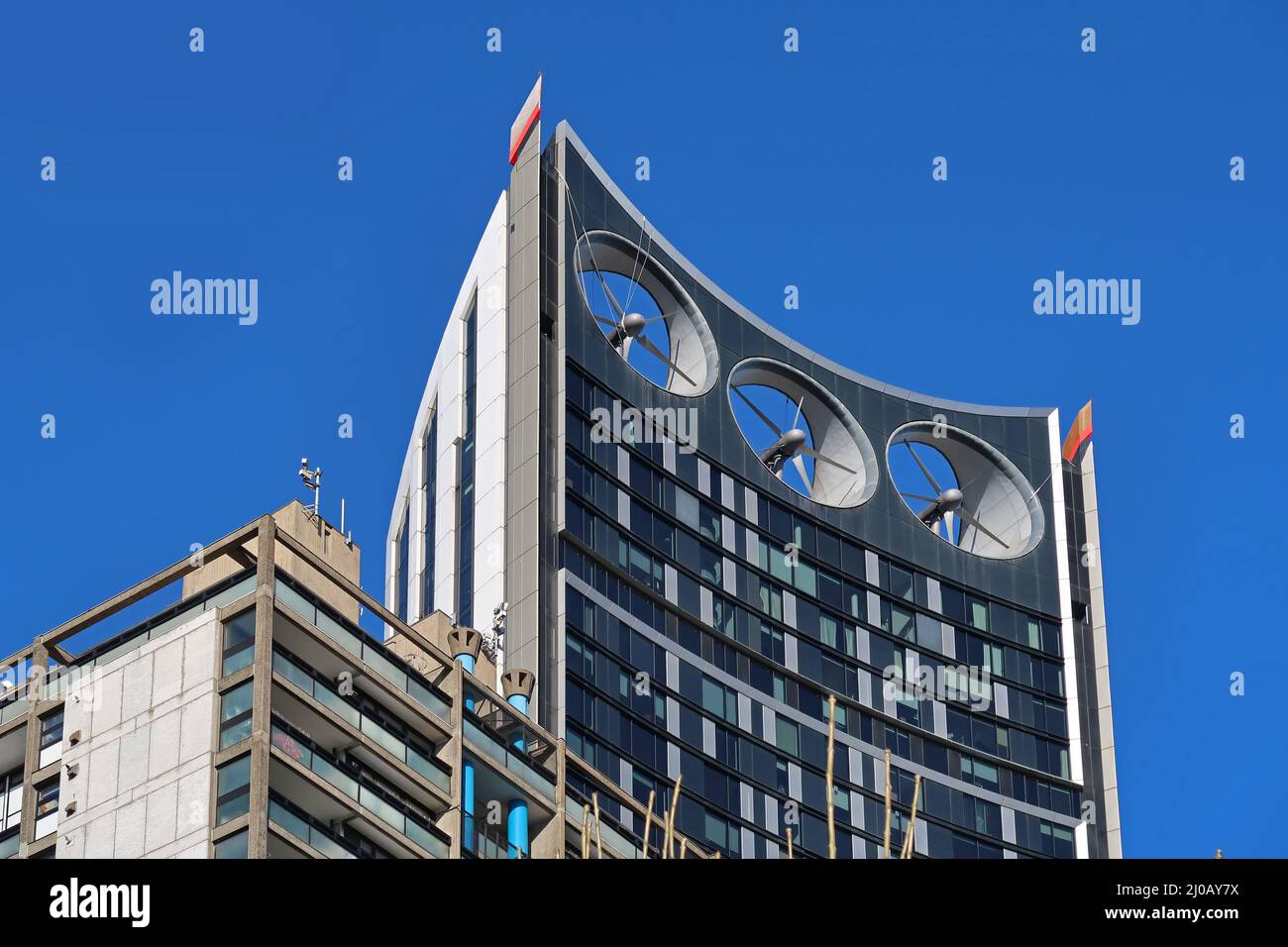 Windturbinen auf dem Strata Tower, Elephant & Castle, London, Großbritannien. 43-stöckiger Wohnturm. Turbinen laufen aufgrund von Lärmbeschwerden nicht. Stockfoto