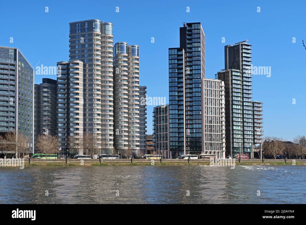 Neue Wohnblocks am Londoner Albert Embankment. Umfasst die Corniche von Foster + Partners (links) und Merano Residences von Richard Rogers (rechts). Stockfoto