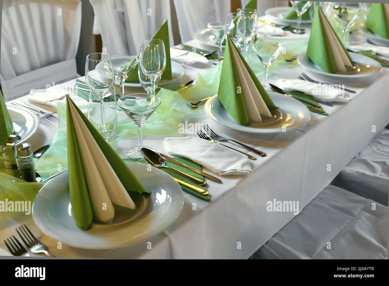 Elegante Tischdekoration in einem Restaurant in dunklen Tönen Stockfoto